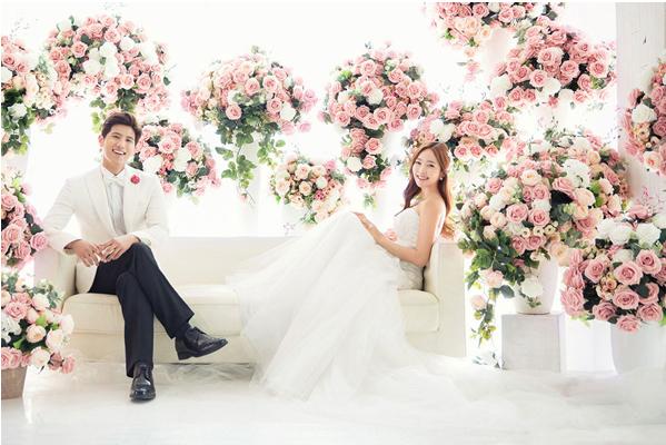 朝阳公园城堡婚纱照姿势大全,婚纱照外景河边拍照姿势大全