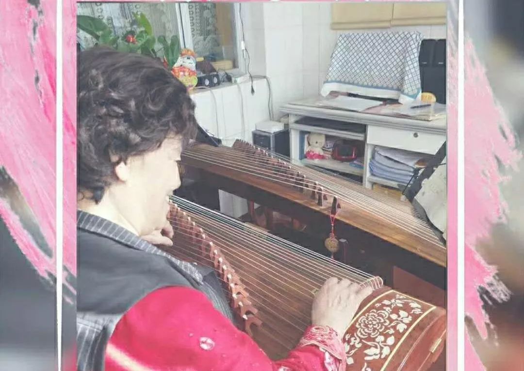 祖孙二人一起学习,学古筝是一个漫长的过程