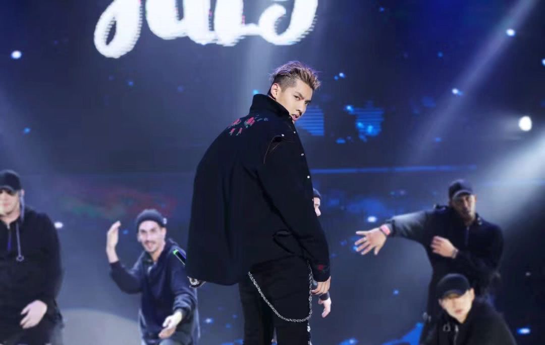 这个潮牌请来素人走秀，效果很赞，最老超模也来助阵