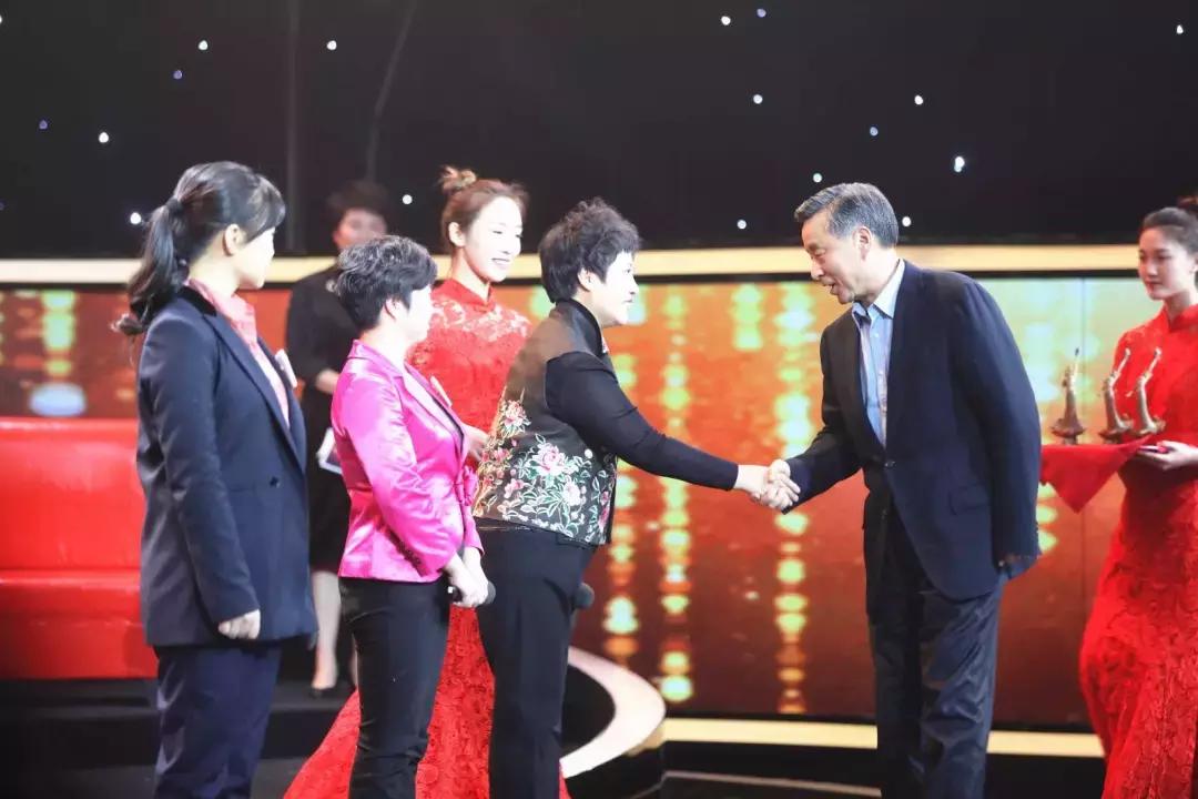 婀栧崡鏄ュぉ璧翠竴鍦鸿姳娴风殑绾︿細,涓囩墿澶嶈嫃缇庝附鑺辨湹