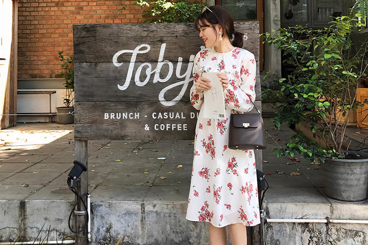 清新连衣裙英文,浪漫荷叶边美裙摇曳出万种风情