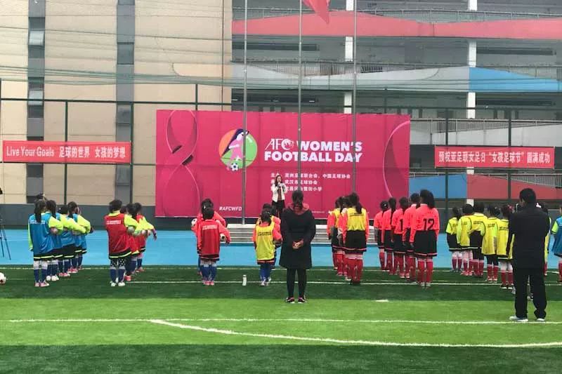 踢球的姑娘视频,踢球的女孩子最美丽