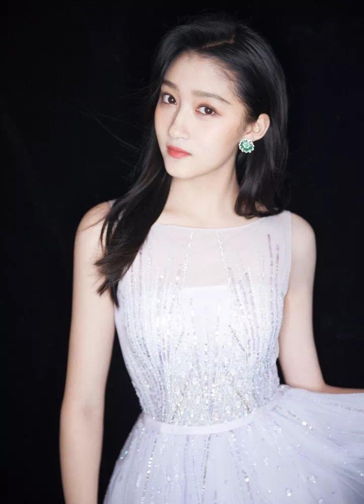 素颜涂什么颜色的口红自然又显白,想要显白涂什么口红