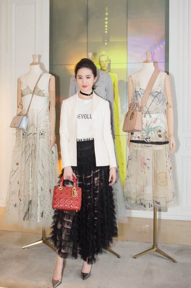 赵丽颖穿的白色露腰裤子,赵丽颖露腰上衣裤子穿搭