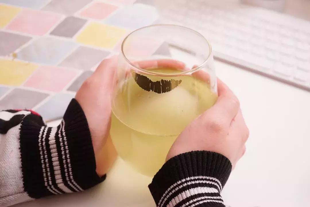 喝水选择自己喜欢的杯子,选择喝水的杯子