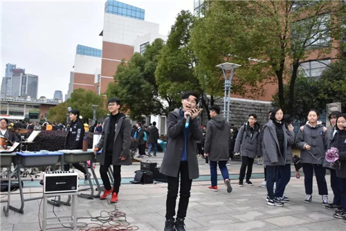 学雷锋爱心义卖活动小学生日记,小学生开展学雷锋献爱心义卖捐款