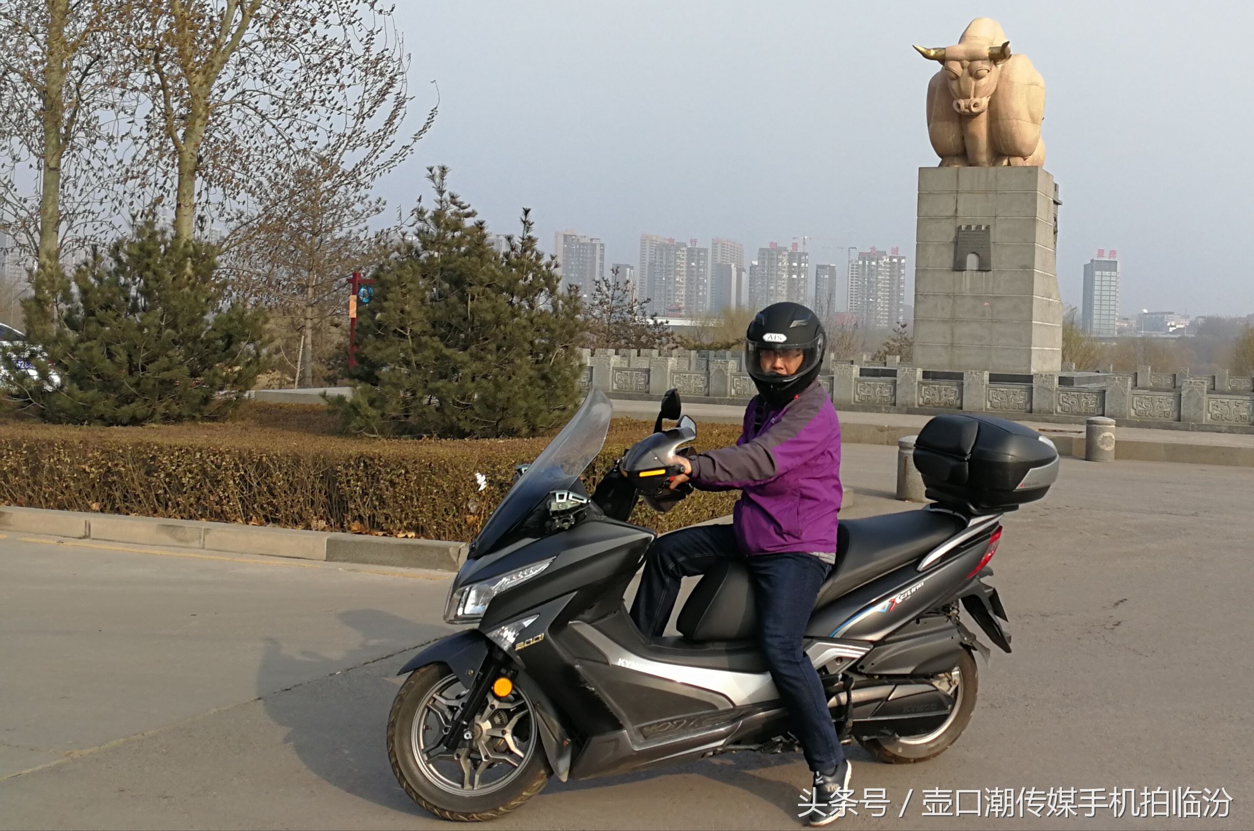 临汾：不买摩托的理由是怕挂档费鞋～十五元一双的鞋你会穿吗？