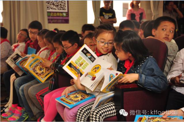 青少年足球进校园,足球比赛小学生入场