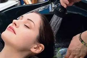 经期洗头淋漓不尽,经期早上洗头危害