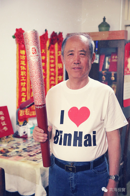 渤海早报：“庆生”T恤飘舞“滨海范儿”