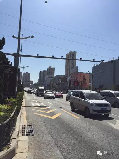 小样探路：经十路夜间施工白天盖钢板通行，非高峰期路况并不糟