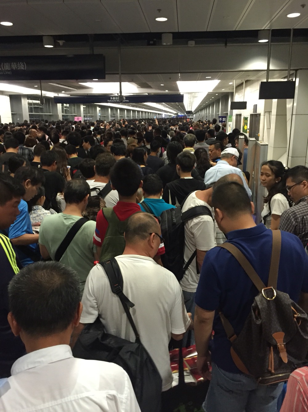 水客*警袭**？民警大喊救命！福田口岸昨晚闹翻天了……