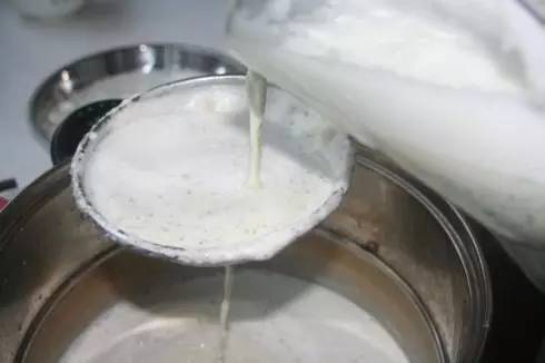 炖肉时漂的浮沫是啥,炖肉的时候上面漂的白沫是什么