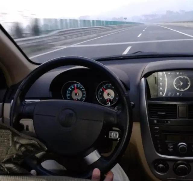 前进和后退车身歪怎么打方向盘,汽车走直线方向盘歪的怎么调整