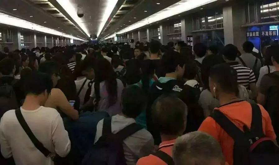 水客*警袭**?民警大喊救命!福田口岸昨晚闹翻天了……