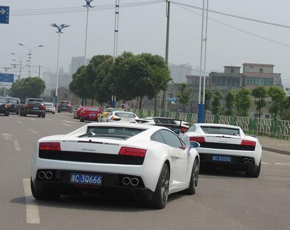 偶遇超跑豪华婚车车队,街头偶遇震撼的车队