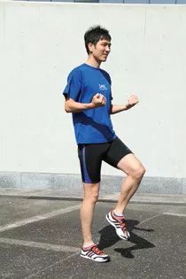 跑步脚趾盖疼怎么回事,跑步脚中间疼是骨裂吗