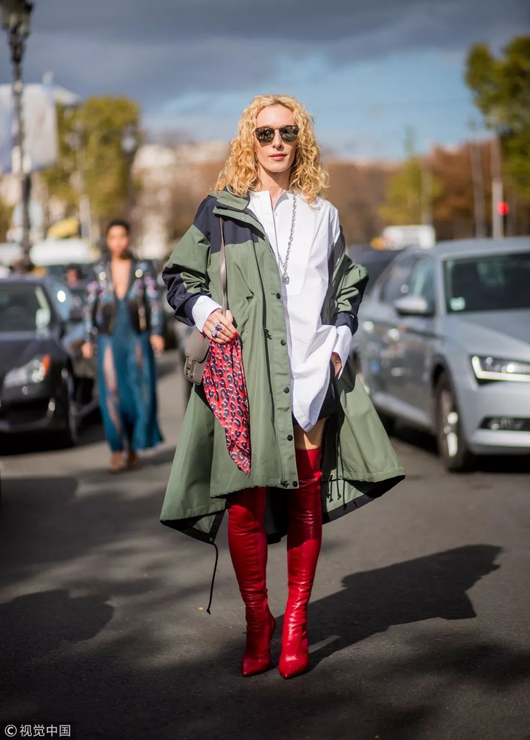 把自己变成“200斤壮汉”的超大风衣，真的好看吗？