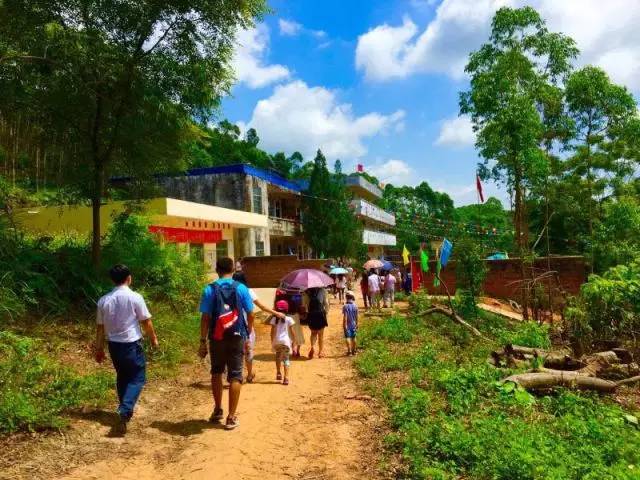 竟然有那么帅气的歪果仁教练来教踢球！这个六一真过瘾！