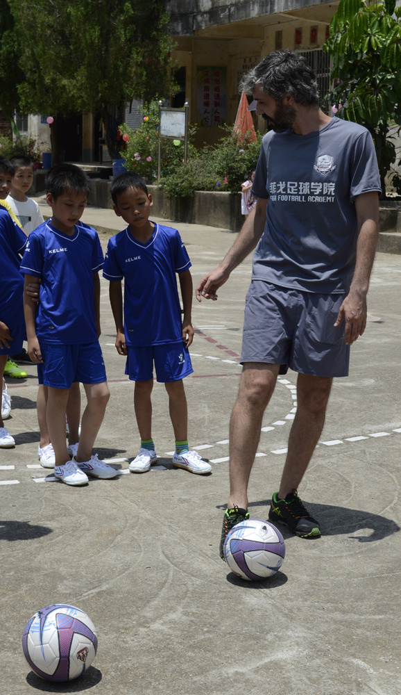 竟然有那么帅气的歪果仁教练来教踢球！这个六一真过瘾！