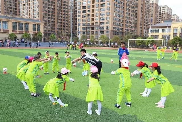 快看呀，昆一中度假区金岸附小“首届校园足球文化节”开幕啦！