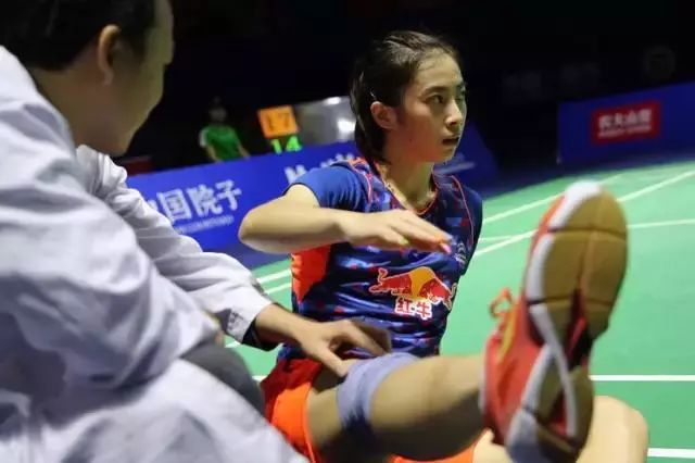 羽毛球的打球技巧和方法,羽毛球一前一后多球训练