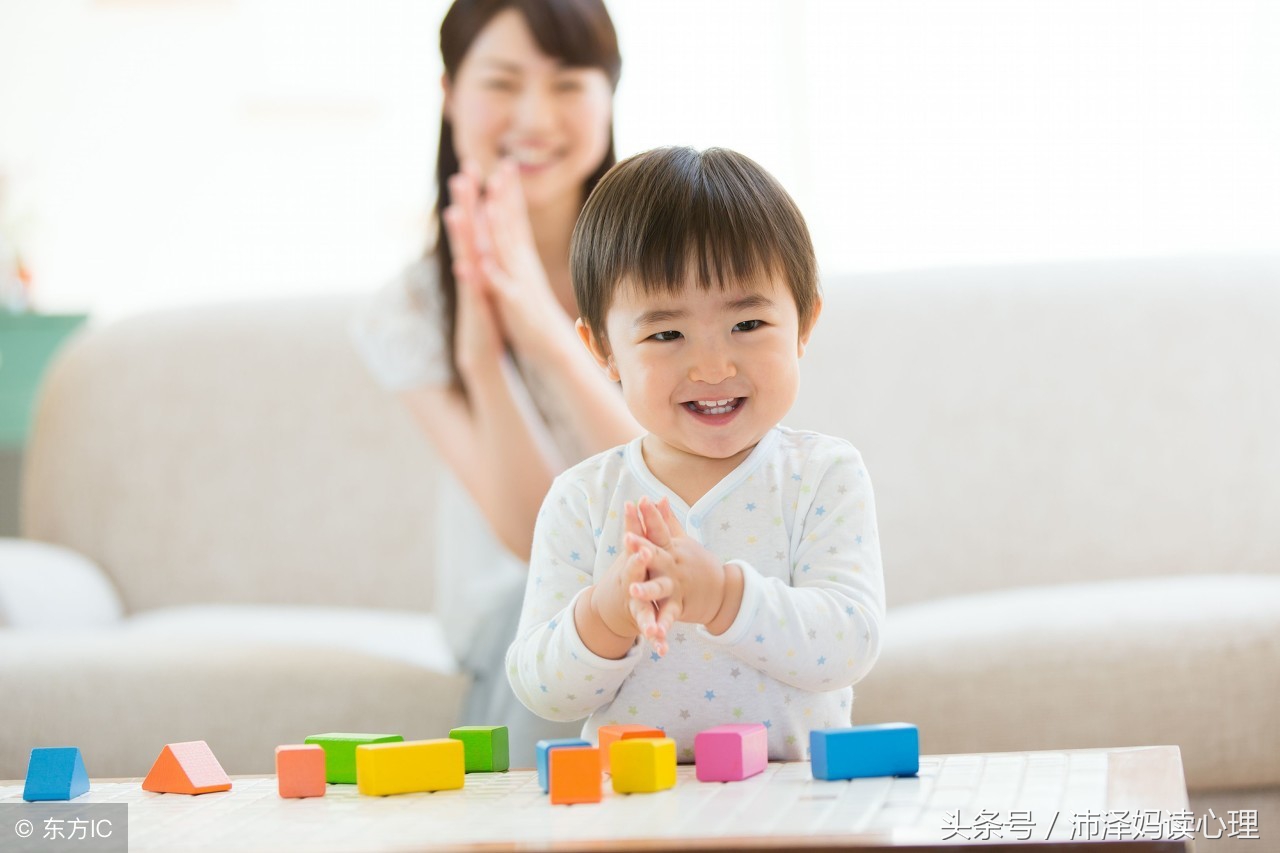 为什么宝宝总是喜欢抠洞洞?连爸爸妈妈的鼻孔、嘴巴都不放过