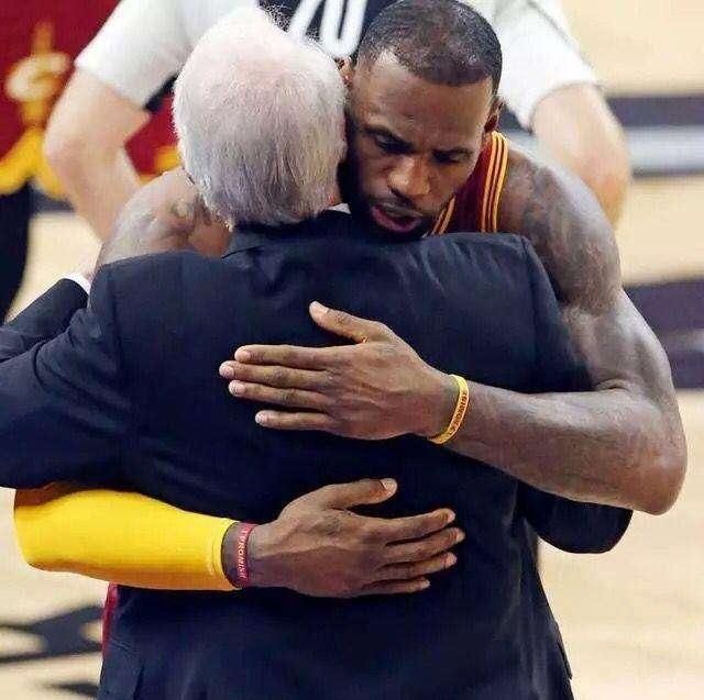 波波回应记者采访,波波调侃历史