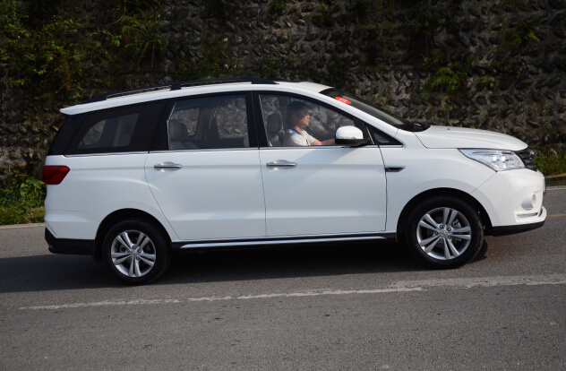 居家suv性价比高油耗低价格实惠,北汽幻速h3f豪华版与尊贵版区别