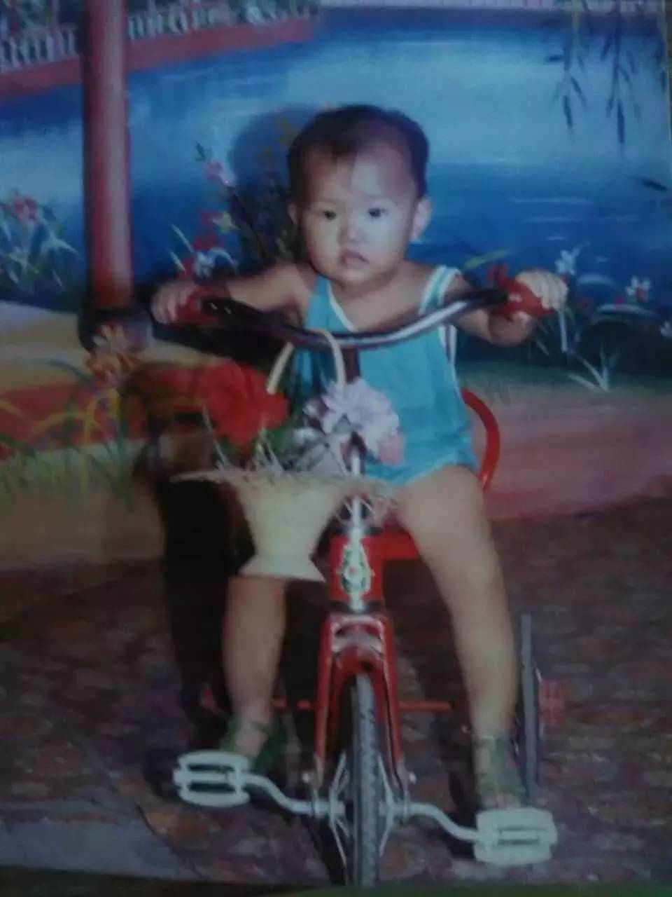 据说小时候都会有一张照片，让你紧张得尿了