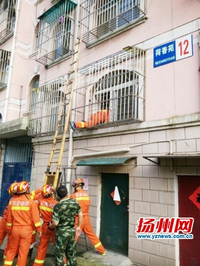 独居老人屋内摔倒民警踹门施救,紧急民警爬楼破窗营救独居老人