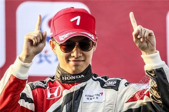 武汉抓小龙虾,用一次性手套吃小龙虾