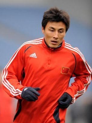 他被球迷称为“大头”头球出色却也曾被柬埔寨前锋戏耍