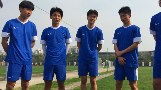 送别弟子根宝不忘叮嘱几句，部分99/00梯队球员今日入住康桥