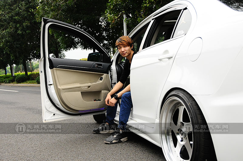 穿梭于繁华都市演绎着专属的姿态翼神