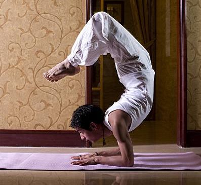 王子文瑜伽高清图蝎子式,瑜伽蝎子式教学视频