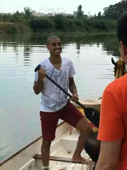 没有套路,很真诚,苏宁球员看望小朋友,阿兰划龙舟