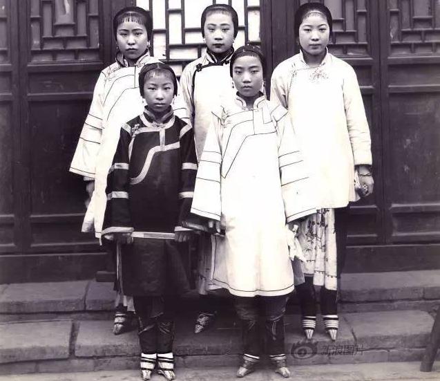 揭秘中国已消失的“亮脚会”：女子主动伸出三寸金莲供男人品足