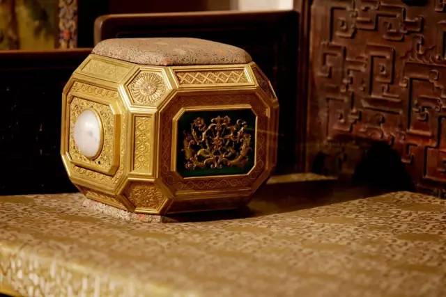 我们把专门给皇上修表的那位师傅“挖”出来了