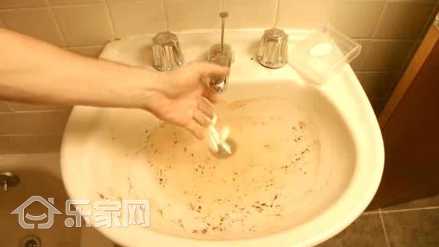 她不小心把泡腾片掉进洗手盆,家人竟然还连连赞好!