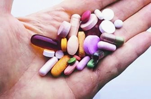 牙龈肿痛老喝水还是口干舌燥,牙龈肿痛导致半边脸肿痛喝水都痛