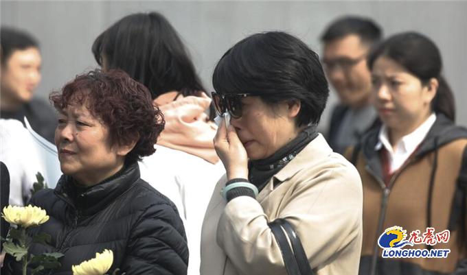 清明悼念英烈朗诵视频,感人催泪的清明烈士陵园