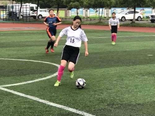 铿锵玫瑰中国女足捧杯,铿锵玫瑰中国女足夺冠献歌