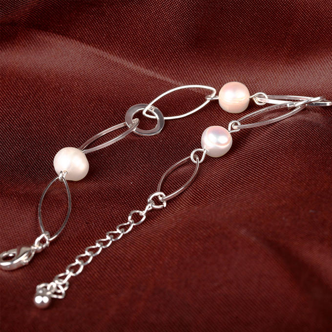 举手投足间的气质无人可及,举手投足呈现一个人的气质与涵养