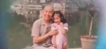 她年纪轻轻却与赵本山*祖英宋**平起平坐，背景身家壕到吓人被曝隐婚