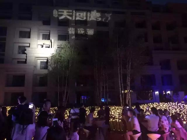 星空玫瑰首映爆棚!开封万人空巷!