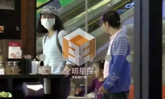 她年纪轻轻却与赵本山*祖英宋**平起平坐，背景身家壕到吓人被曝隐婚