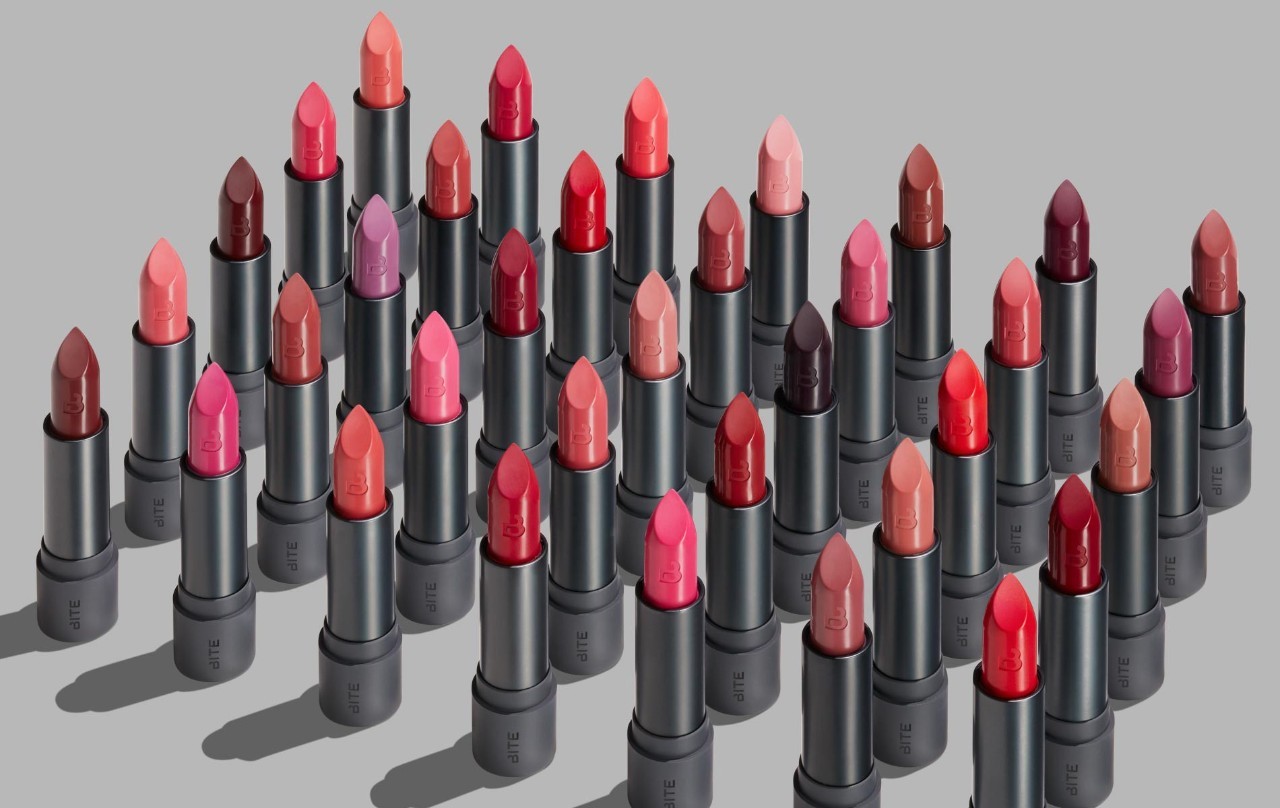 它既是女人们迷人的必备品，但它也是是女人的毒药！