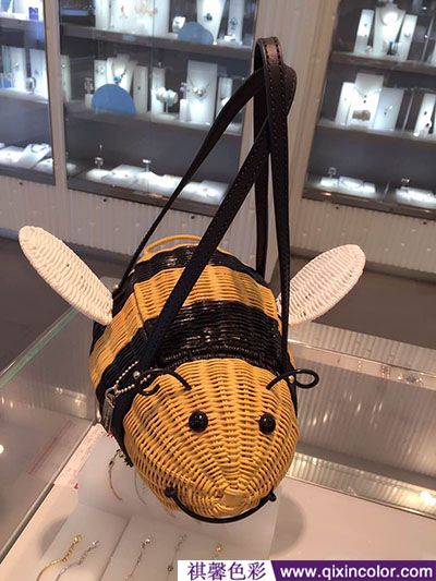 服装搭配包包陈列,服饰搭配让你的生活更有品味