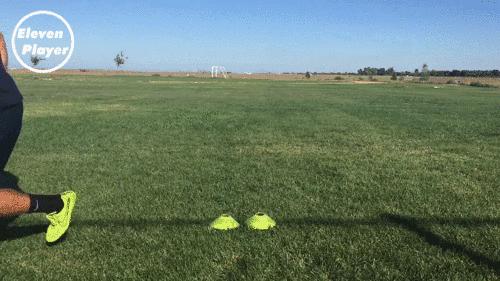 足球技巧8种过人教学,足球左扣右拨变向运球过人